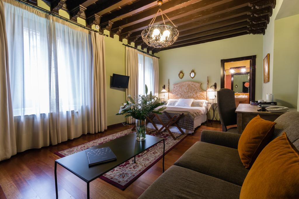 Palacio De Mariana Pineda Granada Room photo